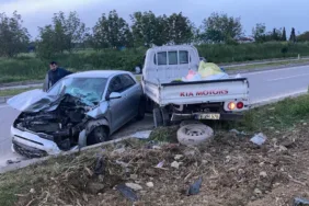 OTOMOBİL DUBLE YOLDA PARK HALİNDEKİ KAMYONETE ÇARPTI: 1 YARALI