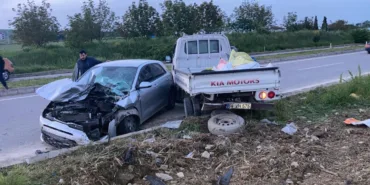 OTOMOBİL DUBLE YOLDA PARK HALİNDEKİ KAMYONETE ÇARPTI: 1 YARALI