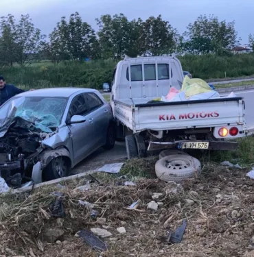 OTOMOBİL DUBLE YOLDA PARK HALİNDEKİ KAMYONETE ÇARPTI: 1 YARALI
