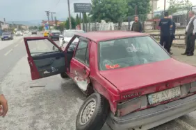 SAKARYA'DA İKİ OTOMOBİL ÇARPIŞTI: 1 YARALI
