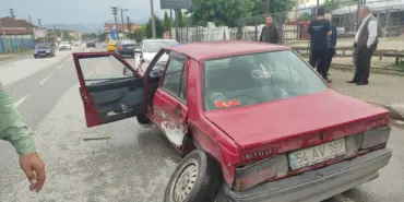 SAKARYA'DA İKİ OTOMOBİL ÇARPIŞTI: 1 YARALI