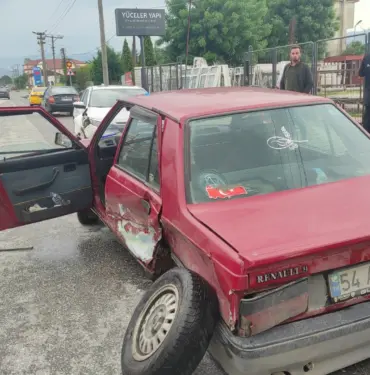 SAKARYA'DA İKİ OTOMOBİL ÇARPIŞTI: 1 YARALI