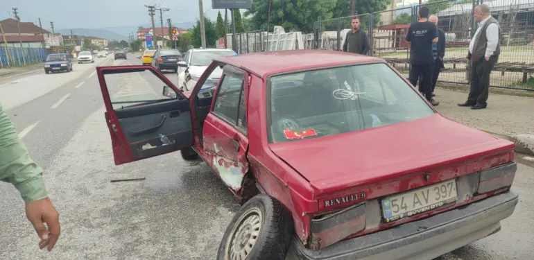 SAKARYA'DA İKİ OTOMOBİL ÇARPIŞTI: 1 YARALI