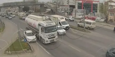 GÖZ GÖRE GÖRE İŞTE BÖYLE KAZAYA KARIŞTILAR DİKKATSİZLİK VE KURAL İHLALLERİ KAZALARI GETİRDİ