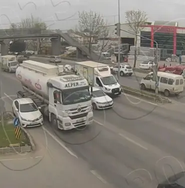 GÖZ GÖRE GÖRE İŞTE BÖYLE KAZAYA KARIŞTILAR DİKKATSİZLİK VE KURAL İHLALLERİ KAZALARI GETİRDİ