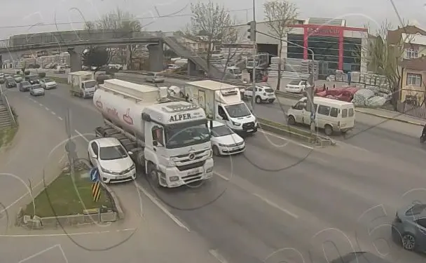 GÖZ GÖRE GÖRE İŞTE BÖYLE KAZAYA KARIŞTILAR DİKKATSİZLİK VE KURAL İHLALLERİ KAZALARI GETİRDİ