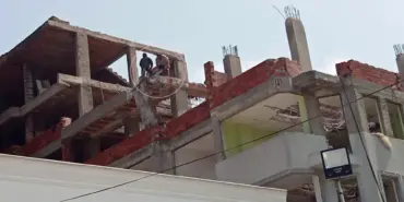METRELERCE YÜKSEKLİKTEKİ İNŞAATTA GÜVENLİK ÖNLEMİ ALMADAN ÇALIŞTILAR ŞAŞKINLIĞINI GİZLEYEMEYEN VATANDAŞ O ANLARI KAYIT ALTINA ALDI