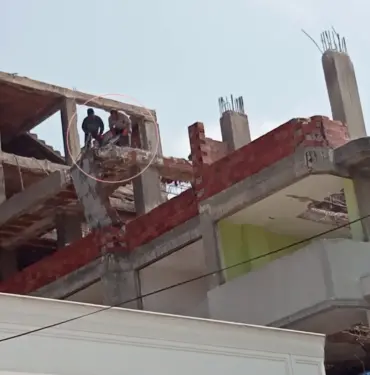 METRELERCE YÜKSEKLİKTEKİ İNŞAATTA GÜVENLİK ÖNLEMİ ALMADAN ÇALIŞTILAR ŞAŞKINLIĞINI GİZLEYEMEYEN VATANDAŞ O ANLARI KAYIT ALTINA ALDI