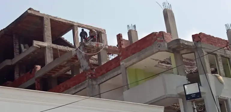 METRELERCE YÜKSEKLİKTEKİ İNŞAATTA GÜVENLİK ÖNLEMİ ALMADAN ÇALIŞTILAR ŞAŞKINLIĞINI GİZLEYEMEYEN VATANDAŞ O ANLARI KAYIT ALTINA ALDI