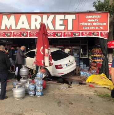 KONTROLDEN ÇIKAN OTOMOBİL MARKETE DALDI