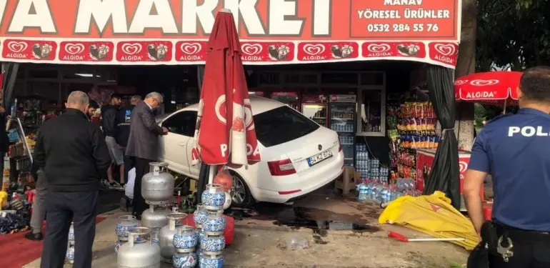 KONTROLDEN ÇIKAN OTOMOBİL MARKETE DALDI