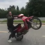 MOTOSİKLETLİ GENCİN TEHLİKELİ OYUNU KAMERADA
