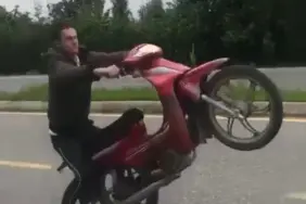 MOTOSİKLETLİ GENCİN TEHLİKELİ OYUNU KAMERADA