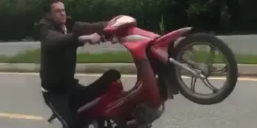 MOTOSİKLETLİ GENCİN TEHLİKELİ OYUNU KAMERADA