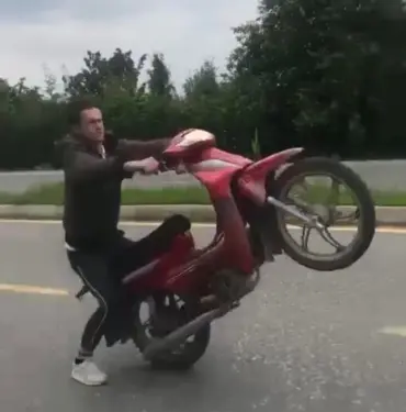 MOTOSİKLETLİ GENCİN TEHLİKELİ OYUNU KAMERADA