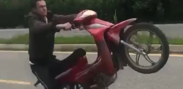 MOTOSİKLETLİ GENCİN TEHLİKELİ OYUNU KAMERADA