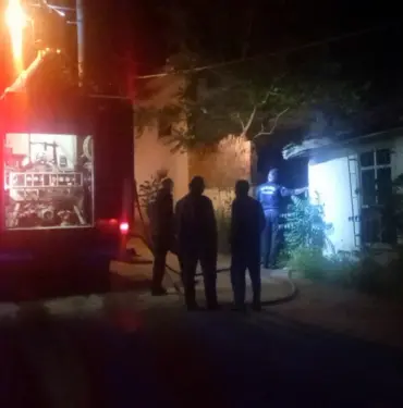İKİ KATLI EVDE ÇIKAN YANGIN SÖNDÜRÜLDÜ