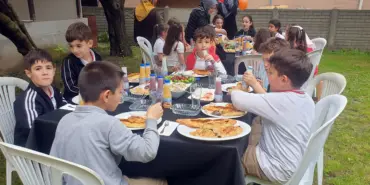 SERVİSİNDE TAŞIDIĞI MİNİK ÖĞRENCİLERE SENE SONU ÖDÜL SÖZÜNÜ TUTTU, EVİNİN BAHÇESİNDE AĞIRLADI GÖNÜLLERİNCE EĞLENEN ÇOCUKLARIN MUTLULUĞU YÜZLERİNE YANSIDI