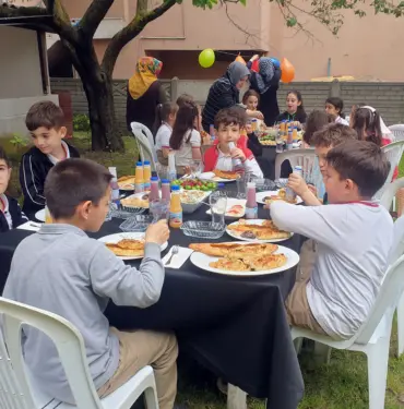 SERVİSİNDE TAŞIDIĞI MİNİK ÖĞRENCİLERE SENE SONU ÖDÜL SÖZÜNÜ TUTTU, EVİNİN BAHÇESİNDE AĞIRLADI GÖNÜLLERİNCE EĞLENEN ÇOCUKLARIN MUTLULUĞU YÜZLERİNE YANSIDI