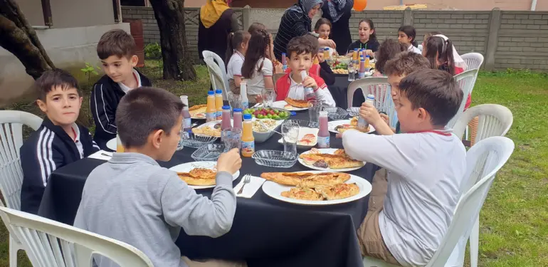 SERVİSİNDE TAŞIDIĞI MİNİK ÖĞRENCİLERE SENE SONU ÖDÜL SÖZÜNÜ TUTTU, EVİNİN BAHÇESİNDE AĞIRLADI GÖNÜLLERİNCE EĞLENEN ÇOCUKLARIN MUTLULUĞU YÜZLERİNE YANSIDI