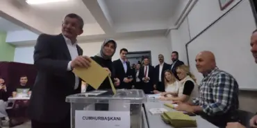 GELECEK PARTİSİ GENEL BAŞKANI AHMET DAVUTOĞLU, OYUNU KULLANDI