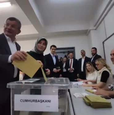 GELECEK PARTİSİ GENEL BAŞKANI AHMET DAVUTOĞLU, OYUNU KULLANDI