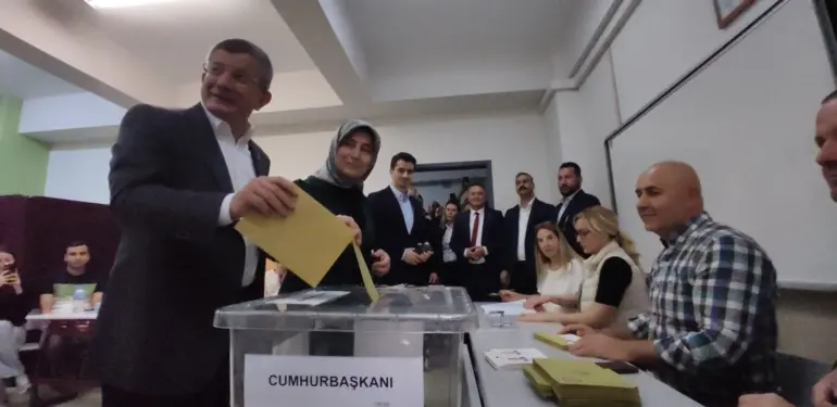 GELECEK PARTİSİ GENEL BAŞKANI AHMET DAVUTOĞLU, OYUNU KULLANDI