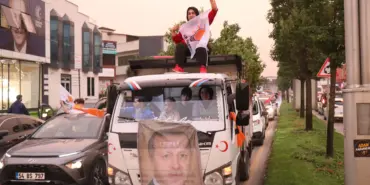 7'DEN 70'E SOKAĞA DÖKÜLÜP SEÇİM ZAFERİNİ KUTLAMAYA BAŞLADILAR