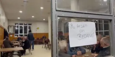 KAHVEHANEDE BU AKŞAM ÇAYLAR ÜCRETSİZ CUMHURBAŞKANI ERDOĞAN'IN SEÇİM ZAFERİNİ ÜCRETSİZ ÇAY DAĞITARAK KUTLUYOR