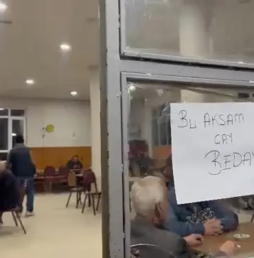 KAHVEHANEDE BU AKŞAM ÇAYLAR ÜCRETSİZ CUMHURBAŞKANI ERDOĞAN'IN SEÇİM ZAFERİNİ ÜCRETSİZ ÇAY DAĞITARAK KUTLUYOR