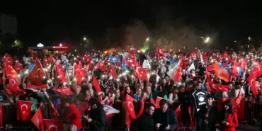 SEÇİM ZAFERİNDE SAKARYA SOKAĞA SIĞMADI AK PARTİ SAKARYA MİLLETVEKİLİ ERTUĞRUL KOCACIK: "AVRUPA'YA KAPAK YAPMAK NASIL OLUR BU AKŞAM HEPİNİZ GÖSTERDİNİZ"