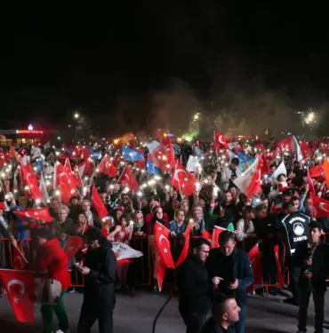 SEÇİM ZAFERİNDE SAKARYA SOKAĞA SIĞMADI AK PARTİ SAKARYA MİLLETVEKİLİ ERTUĞRUL KOCACIK: "AVRUPA'YA KAPAK YAPMAK NASIL OLUR BU AKŞAM HEPİNİZ GÖSTERDİNİZ"