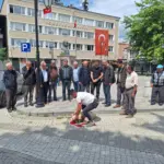 SEÇİM SONUÇLARI İÇİN İLÇE MEYDANINDA KURBAN KESTİ