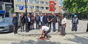 SEÇİM SONUÇLARI İÇİN İLÇE MEYDANINDA KURBAN KESTİ