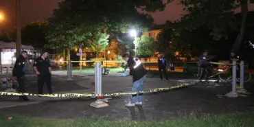 PARKTA TARTIŞTIKLARI KİŞİYE KURŞUN YAĞDIRIP KAÇTILAR YARALI HASTANEYE SEVK EDİLİRKEN POLİS ŞÜPHELİLERİN PEŞİNE DÜŞTÜ