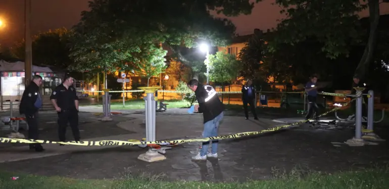 PARKTA TARTIŞTIKLARI KİŞİYE KURŞUN YAĞDIRIP KAÇTILAR YARALI HASTANEYE SEVK EDİLİRKEN POLİS ŞÜPHELİLERİN PEŞİNE DÜŞTÜ