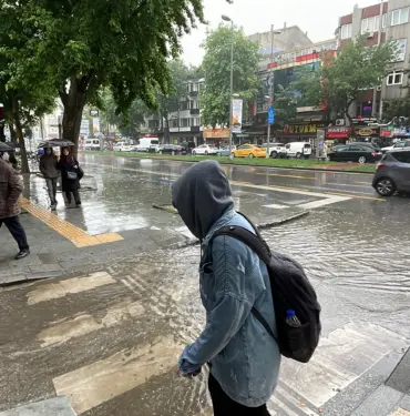 YAĞMURA HAZIRLIKSIZ YAKALANAN VATANDAŞLAR ISLANMAKTAN KAÇAMADI