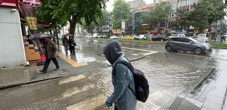 YAĞMURA HAZIRLIKSIZ YAKALANAN VATANDAŞLAR ISLANMAKTAN KAÇAMADI