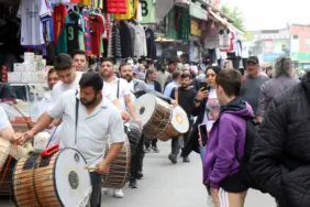 BAYRAM DEĞİL SEYRAN DEĞİL: DAVULCULARI SOKAKLARDA GÖRENLER ŞAŞIRDI SAKARYA'NIN SOKAKLARINDA DAVULLARLA OY VERMEYE DAVET ETTİLER CADDE CADDE DOLAŞAN DAVULCULARI GÖREN VATANDAŞLAR CEP TELEFONLARINA SARILDI