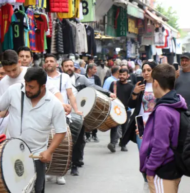 BAYRAM DEĞİL SEYRAN DEĞİL: DAVULCULARI SOKAKLARDA GÖRENLER ŞAŞIRDI SAKARYA'NIN SOKAKLARINDA DAVULLARLA OY VERMEYE DAVET ETTİLER CADDE CADDE DOLAŞAN DAVULCULARI GÖREN VATANDAŞLAR CEP TELEFONLARINA SARILDI