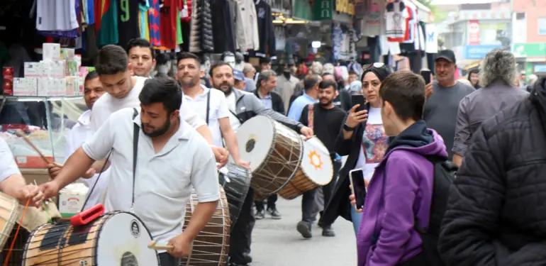 BAYRAM DEĞİL SEYRAN DEĞİL: DAVULCULARI SOKAKLARDA GÖRENLER ŞAŞIRDI SAKARYA'NIN SOKAKLARINDA DAVULLARLA OY VERMEYE DAVET ETTİLER CADDE CADDE DOLAŞAN DAVULCULARI GÖREN VATANDAŞLAR CEP TELEFONLARINA SARILDI