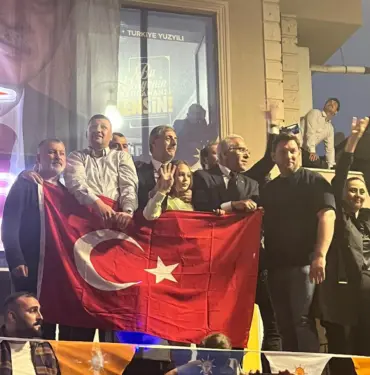 Belediye Başkanı Alemdar coşkulu kalabalığa Offrod aracı üstünden seslendi (1)