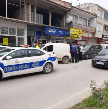 KAYITSIZ PLAKA İLE TRAFİĞE ÇIKTI, 20 BİN TL CEZA YEDİ PTS'YE TAKILAN HAFİF TİCARİ ARAÇ POLİSİ HAREKETE GEÇİRDİ