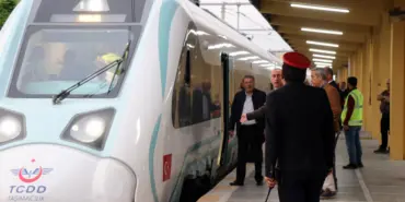 MİLLİ ELEKTRİKLİ TREN SEFERLERE BAŞLADI İLK KEZ ÜRETİM YERİ OLAN ADAPAZARI'NDAN YOLCU TAŞIMAYA BAŞLADI: GÜNDE 5 SEFER YAPACAK MİLLİ TRENİN İLK YOLCUSU OLMANIN HEYECANINI YAŞAYAN VATANDAŞ: "MİLLİ TRENİMİZE BİNEBİLMENİN GURURUNU YAŞIYORUZ" GARIN ÇEVRESİNDEKİ VATANDAŞLAR DA MİLLİ TRENİN İLK SEFERİNİ TELEFONLARIYLA KAYDETTİ