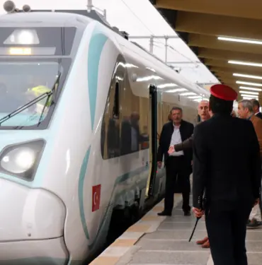 MİLLİ ELEKTRİKLİ TREN SEFERLERE BAŞLADI İLK KEZ ÜRETİM YERİ OLAN ADAPAZARI'NDAN YOLCU TAŞIMAYA BAŞLADI: GÜNDE 5 SEFER YAPACAK MİLLİ TRENİN İLK YOLCUSU OLMANIN HEYECANINI YAŞAYAN VATANDAŞ: "MİLLİ TRENİMİZE BİNEBİLMENİN GURURUNU YAŞIYORUZ" GARIN ÇEVRESİNDEKİ VATANDAŞLAR DA MİLLİ TRENİN İLK SEFERİNİ TELEFONLARIYLA KAYDETTİ