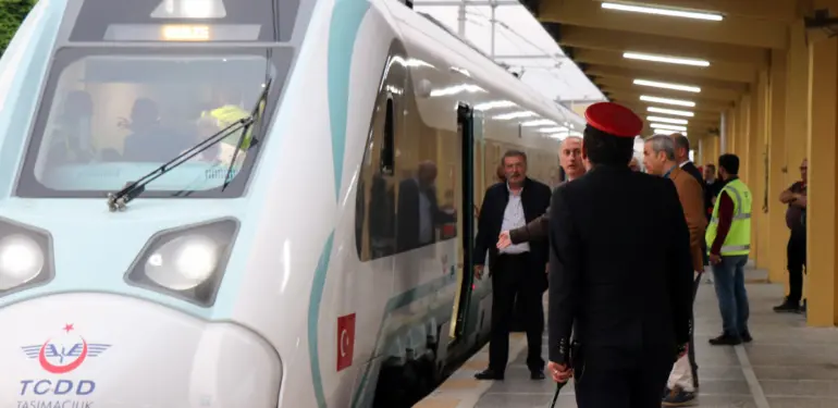 MİLLİ ELEKTRİKLİ TREN SEFERLERE BAŞLADI İLK KEZ ÜRETİM YERİ OLAN ADAPAZARI'NDAN YOLCU TAŞIMAYA BAŞLADI: GÜNDE 5 SEFER YAPACAK MİLLİ TRENİN İLK YOLCUSU OLMANIN HEYECANINI YAŞAYAN VATANDAŞ: "MİLLİ TRENİMİZE BİNEBİLMENİN GURURUNU YAŞIYORUZ" GARIN ÇEVRESİNDEKİ VATANDAŞLAR DA MİLLİ TRENİN İLK SEFERİNİ TELEFONLARIYLA KAYDETTİ