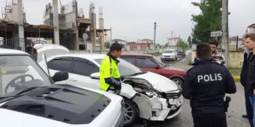 OTOMOBİL İLE CİP ÇARPIŞTI: 2 HAFİF YARALI