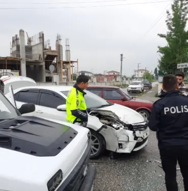OTOMOBİL İLE CİP ÇARPIŞTI: 2 HAFİF YARALI