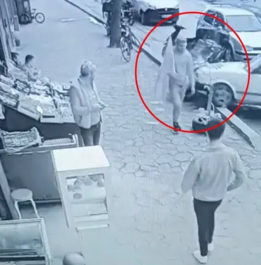 OTOMOBİLİN ALTINDA KALMAKTAN SANİYELERLE KURTULDU, RAHAT TAVIRLARI DİKKAT ÇEKTİ