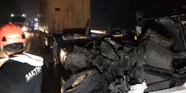 OTOYOLDA FECİ KAZA: PARAMPARÇA OLAN TIRIN KUPASINDAN SAĞ ÇIKTI ADETA YOK OLAN TIRIN KUPASINDAN İNANILMAZ KURTULUŞ